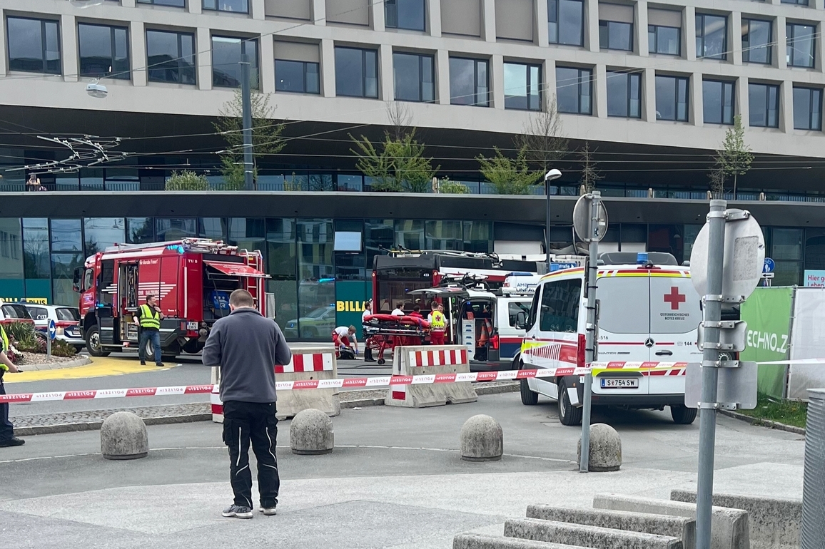 (SpotNews) AUSTRIA-SALZBURG-TROLLEYBUS ACCIDENT