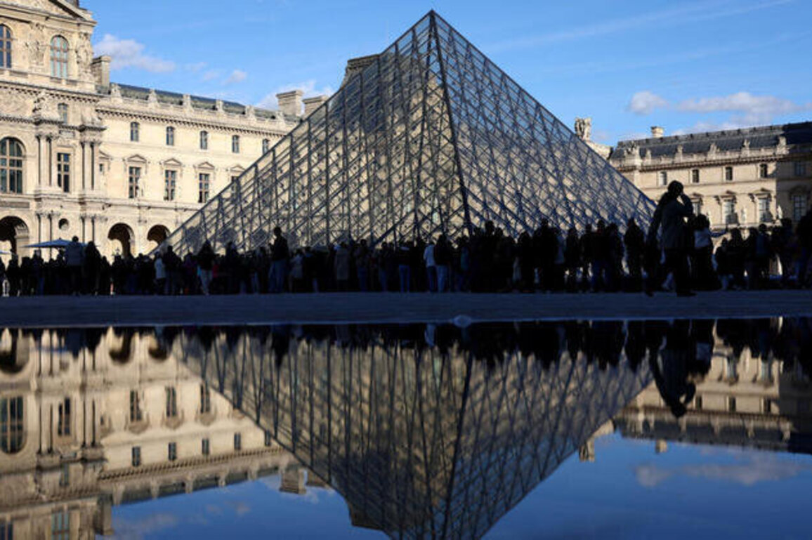 Five new suspects arrested over Louvre crown jewellery heist