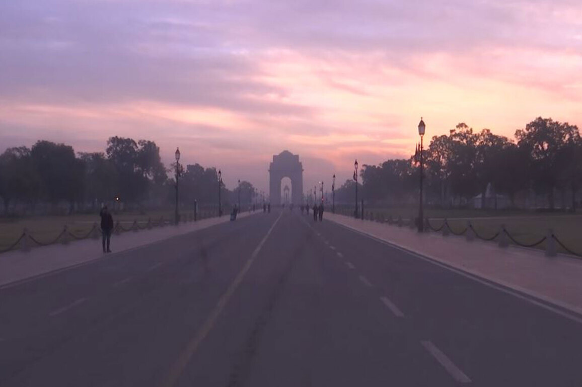 Delhi's air quality deteriorates, AQI level at 206 in 'poor' category