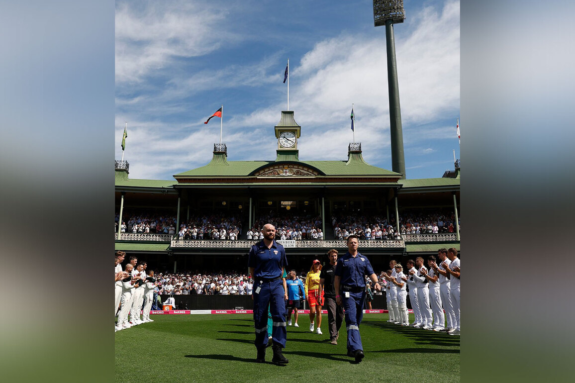 Ashes: England and Australia players form guard of honour for Bondi attack heroes ahead of Sydney Test