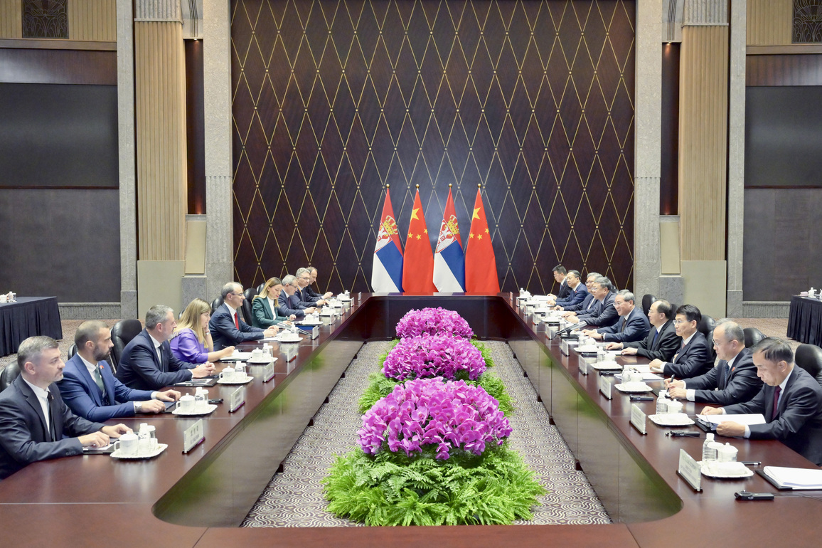 CHINA-SHANGHAI-LI QIANG-SERBIAN PM-MEETING (CN)