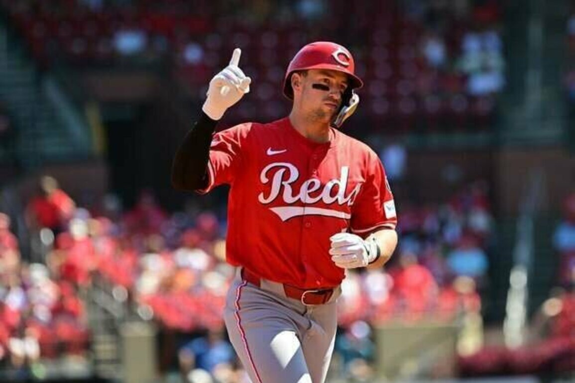 Spencer Steer drives in 5, Reds down Cardinals