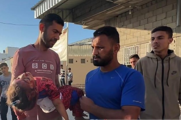 Israeli warplanes bomb two schools housing displaced Gazans