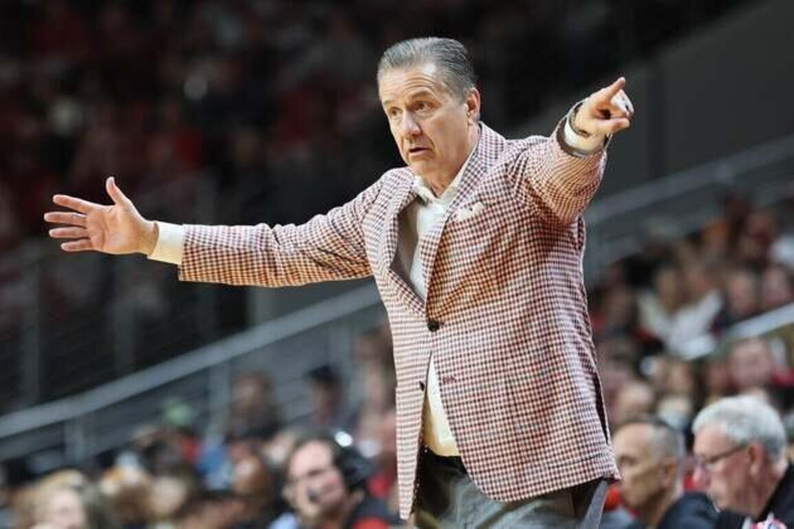 No. 17 Arkansas takes over late to top No. 16 Texas Tech