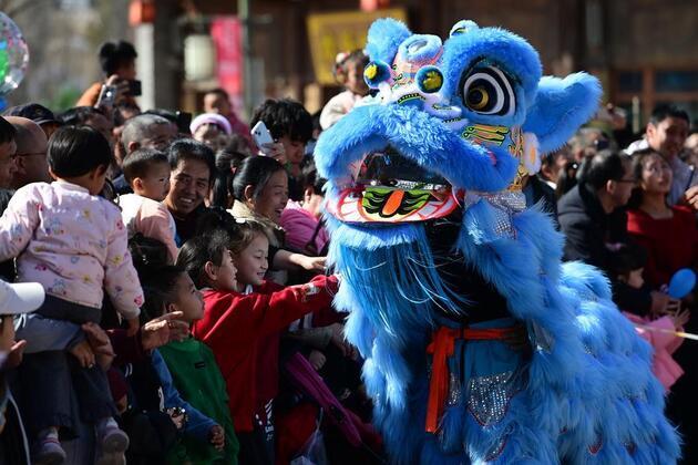 Young Chinese master art of "split-shift" Spring Festival