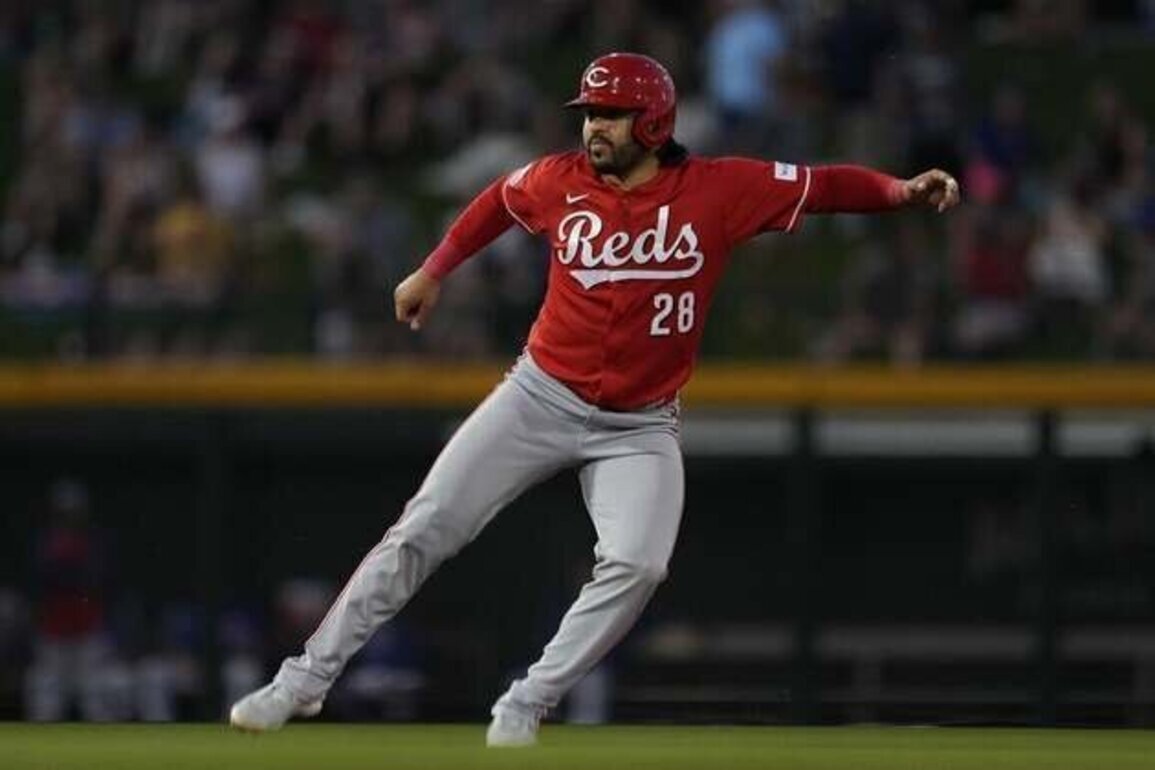 Eugenio Suarez begins second stint with Reds vs. Red Sox
