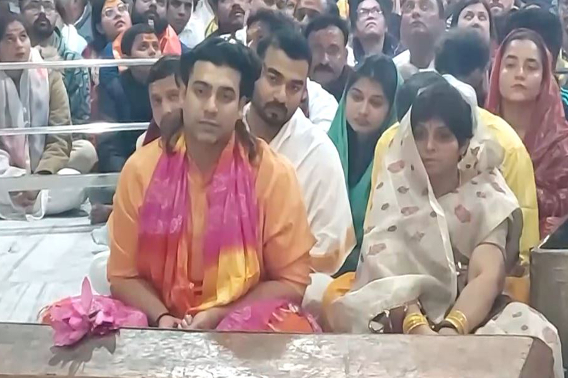 Jubin Nautiyal offers prayers at Ujjain's Mahakaleshwar Temple, sings soulful bhajan