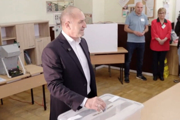 Turnout up as Bulgarians vote in critical election 