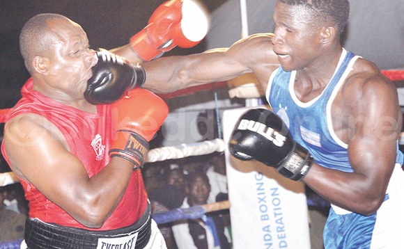 Faisal Kirunda owa Busoga Boxing Club (ku ddyo) katono awogole Abdul Kamya owa Kololo High Boxing Club oluba bwe yamukubye eng’uumi musosolandaggu. Bano baabadde mu mpaka za ‘National Boxing Intermediates’ e Katwe ku Ssande. Faisal Kirunda owa Busoga Boxing Club (ku ddyo) katono awogole Abdul Kamya owa Kololo High Boxing Club oluba bwe yamukubye eng’uumi musosolandaggu. Bano baabadde mu mpaka za ‘National Boxing Intermediates’ e Katwe ku Ssande.