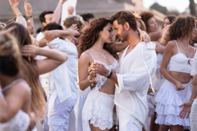 War 2: Hrithik, Kiara look hot together in first still from 'Aavan Jaavan' song