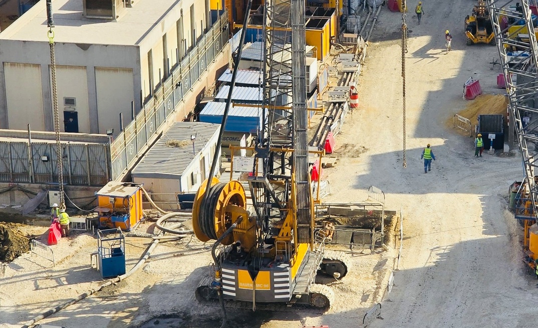 A Bauer MC 96 duty-cycle crane is in use for the construction of the 81m deep diaphragm walls for the new Giza Station on Cairo Metro Line 4