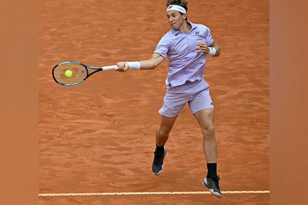 French Open: Casper Ruud advances to round four