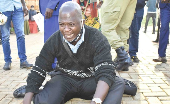 Innocent Ssewankambo, omuwagizi wa Vincent Kayanja (DP) ng’ali mu maziga olw’okulangirira omuntu babadde tebasuubira. Innocent Ssewankambo, omuwagizi wa Vincent Kayanja (DP) ng’ali mu maziga olw’okulangirira omuntu babadde tebasuubira.