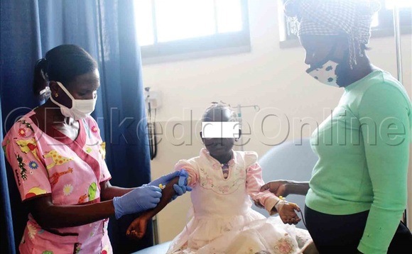 Omusawo ng'ajjanjaba omwana atawaanyizibwa obulwadde bwa kookola Omusawo ng'ajjanjaba omwana atawaanyizibwa obulwadde bwa kookola