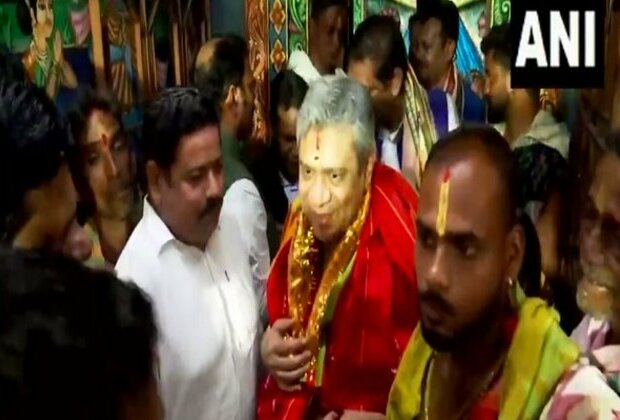 Odisha: Union Minister Ashwini Vaishnaw offers prayers at Nilamadhaba Temple