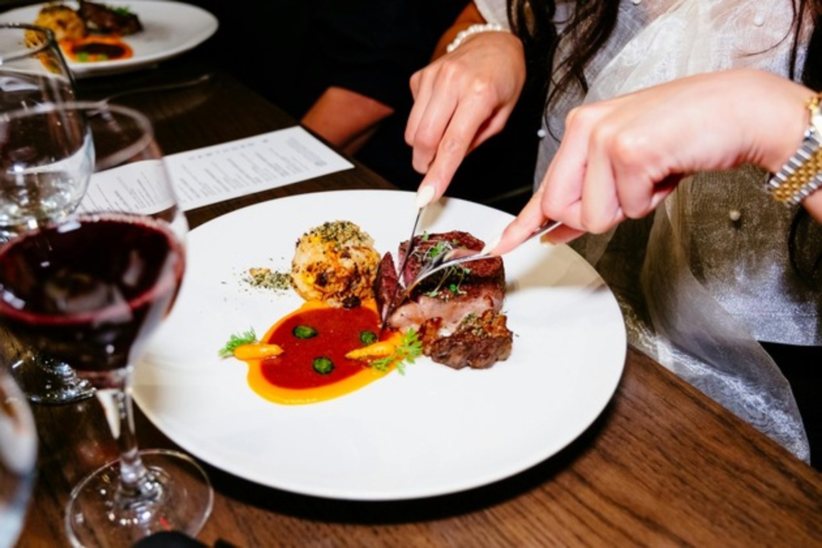Grocery stores gain as consumers turn away from pricey dining out