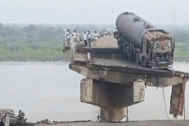Amit Shah condoles demise of nine people in Vadodara bridge collapse