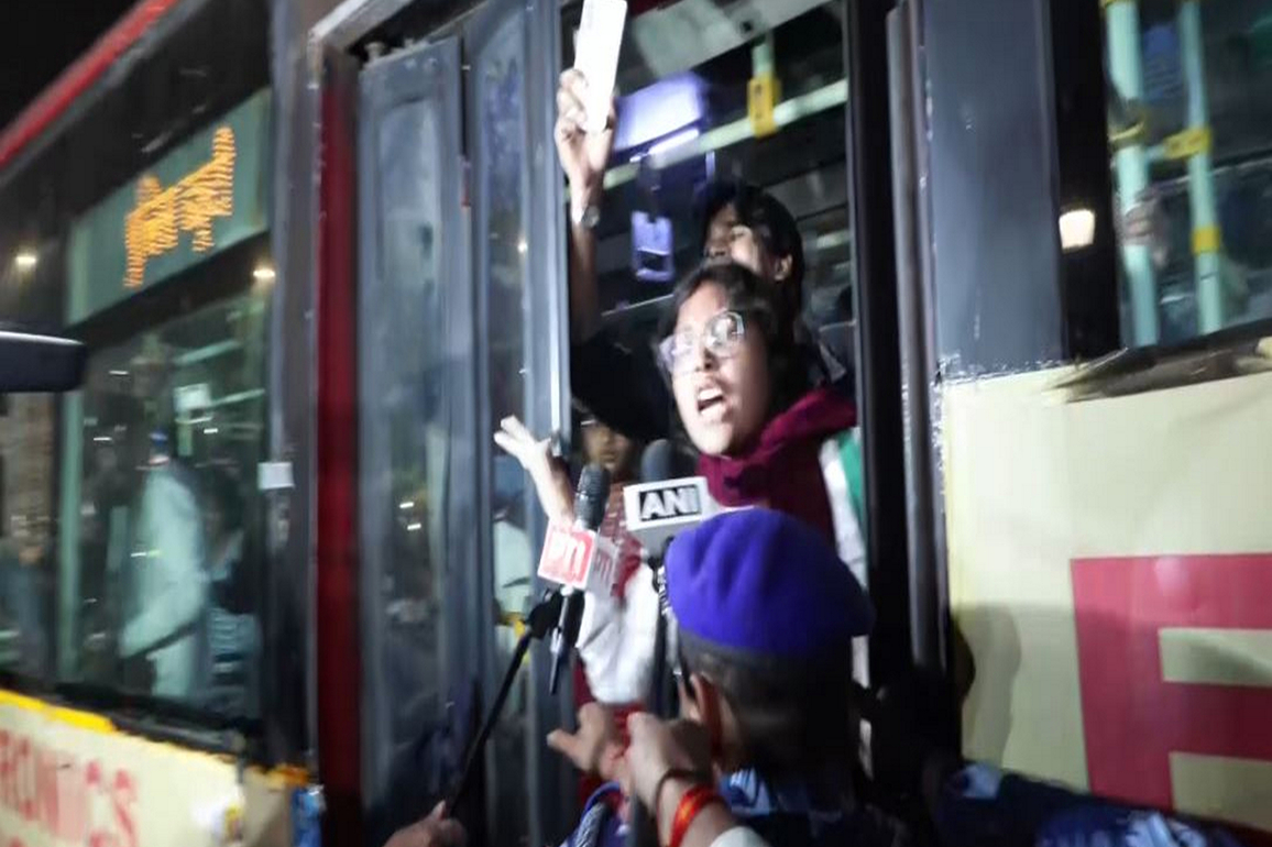 Delhi Police detain protesters demanding govt formulate policies to curb air pollution