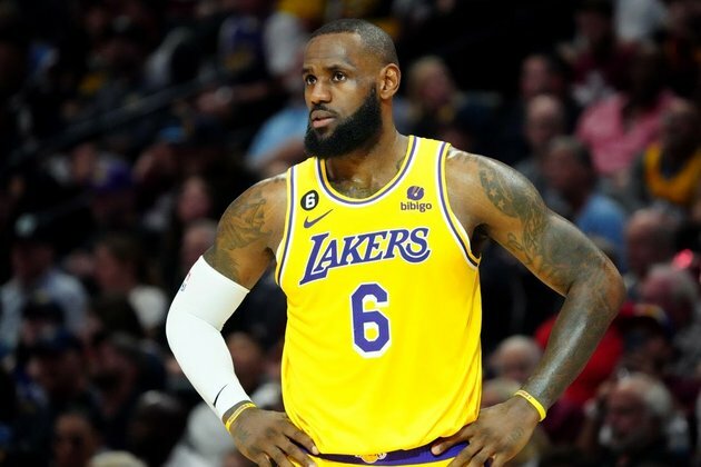 Report: LeBron James played with torn tendon in foot