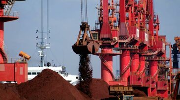 Desemebarque de minério de ferro no porto de Rizhao, na China