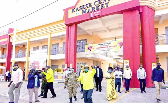 Museveni (awanise ekigalo) ng’ava okuggulawo akatale akaatuumiddwa Kasese Central Market. Museveni (awanise ekigalo) ng’ava okuggulawo akatale akaatuumiddwa Kasese Central Market.