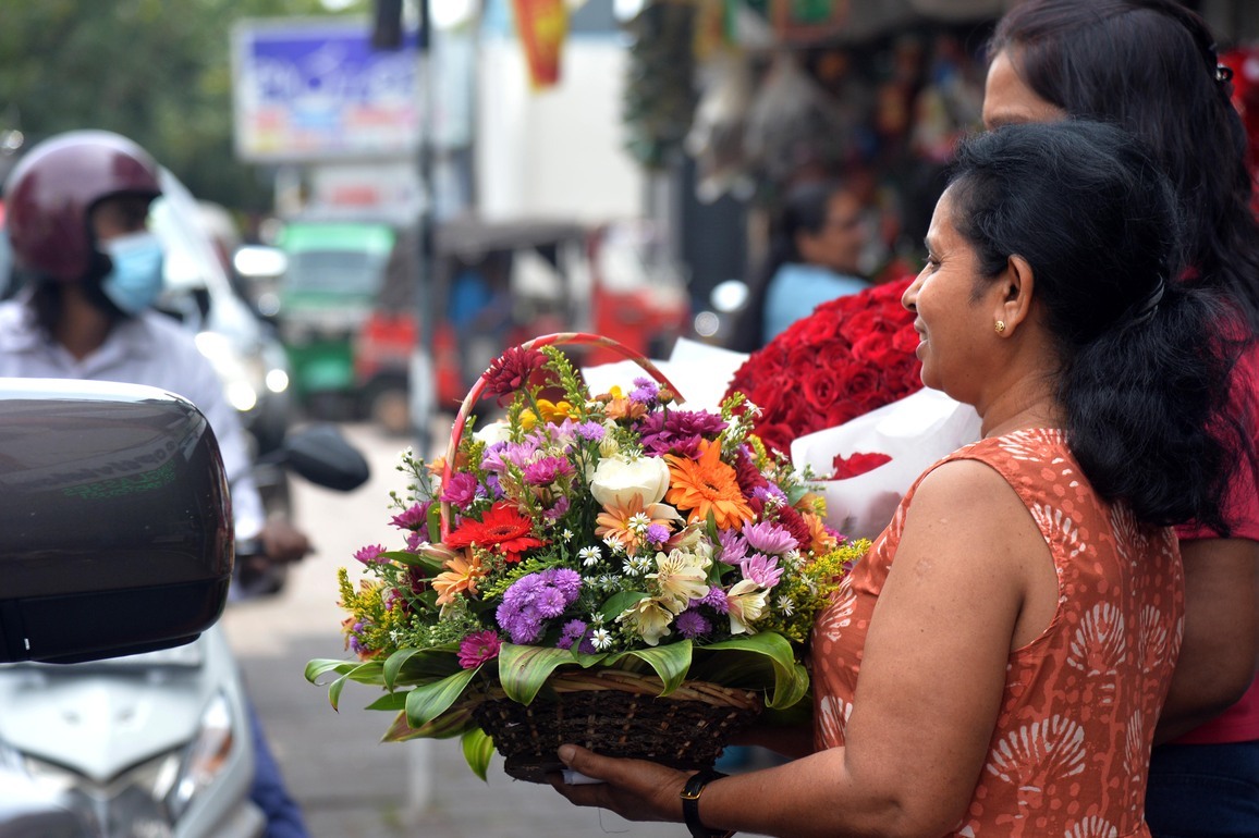 SRI LANKA-COLOMBO-VALENTINE'S DAY-SHOPPING FOR FLOWERS