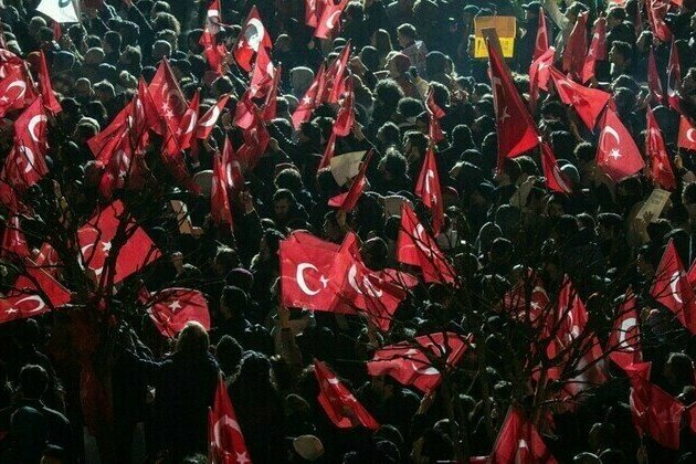 Thousands protest Istanbul mayors arrest 