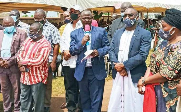 Katuukiro (owookubiri ku ddyo), Polof Kisambira (akutte akazindaalo) ne baminisita ba Busoga. Katuukiro (owookubiri ku ddyo), Polof Kisambira (akutte akazindaalo) ne baminisita ba Busoga.