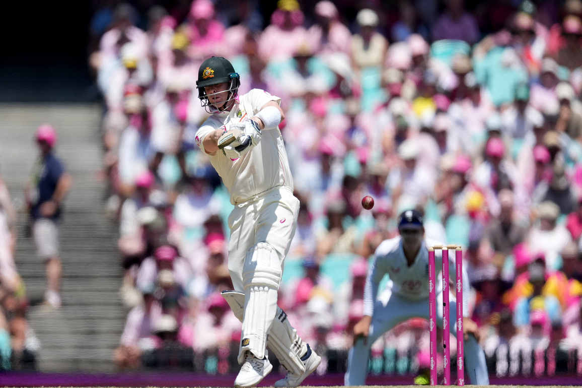 Ashes fifth Test: England pick three wickets, Smith hits unbeaten half-century (Day 3, Tea)