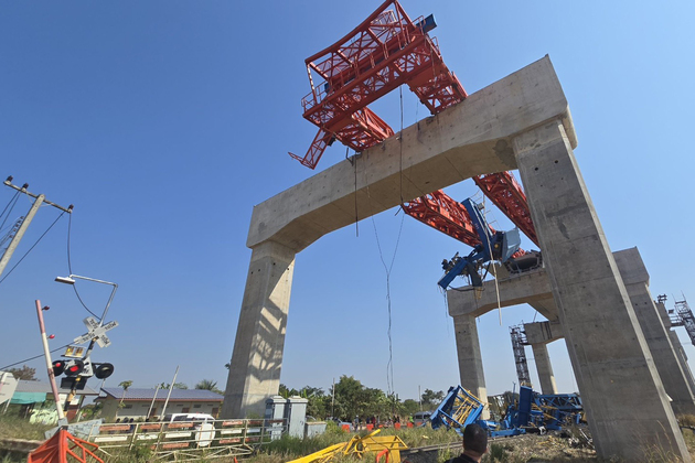 Photo Flash | Death toll rises to 30 after crane collapse derails train in Thailand