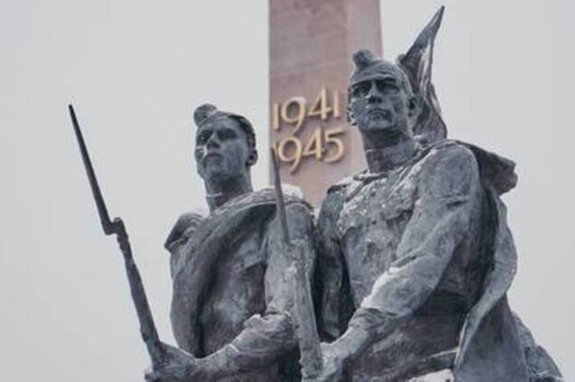 Russians celebrate 83rd anniversary of end of Leningrad siege