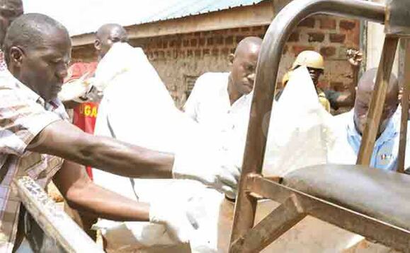 Poliisi ng'essa omulambo ku kabangali yaayo. Poliisi ng'essa omulambo ku kabangali yaayo.