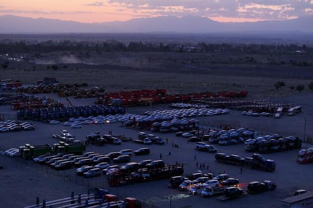 Xinhua Headlines: Horgos "ferrymen" witness Chinese cars' westward journey