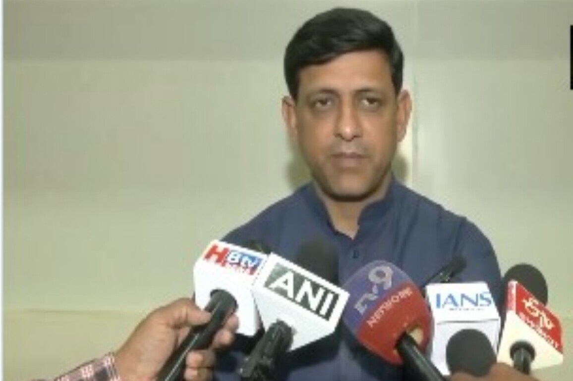 Madhya Pradesh: Indore Mayor meets families of workers who died while cleaning sewage line in Choithram Mandi