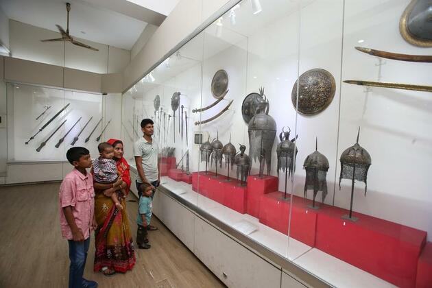 Asia Album: People visit Bangladesh National Museum in Dhaka
