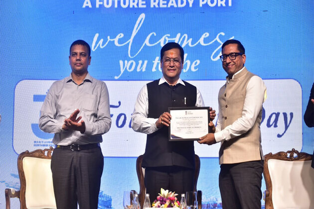 DPA Kandla receives 'Sagar Aankalan' Award from Sarbananda Sonowal for best performing port
