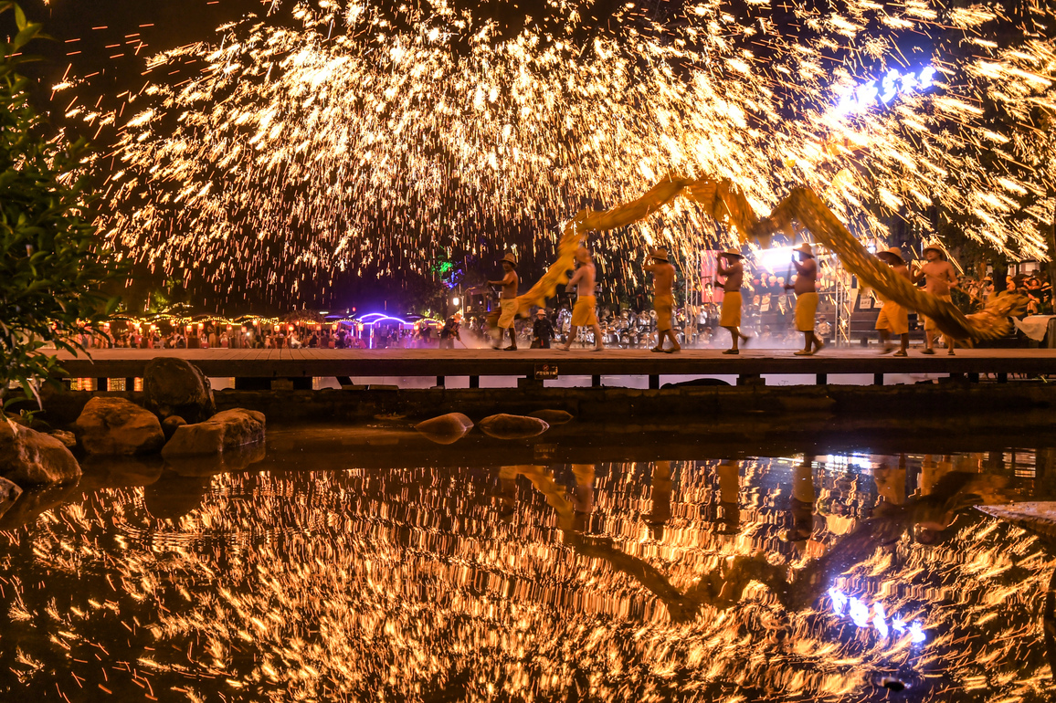 How China turns "super golden week" into national spending spree