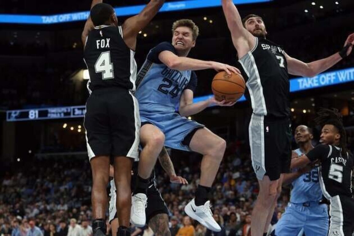 NBA roundup: Grizzlies rally, nip Spurs on late block
