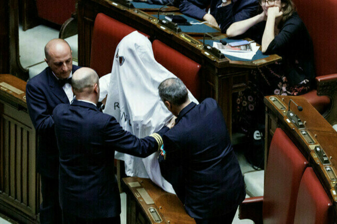 Ghost kicked out of Italian parliament 