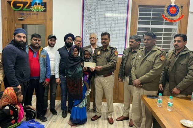 Delhi Police sets example, hands over money collected to Sadar Bazar blast deceased's family