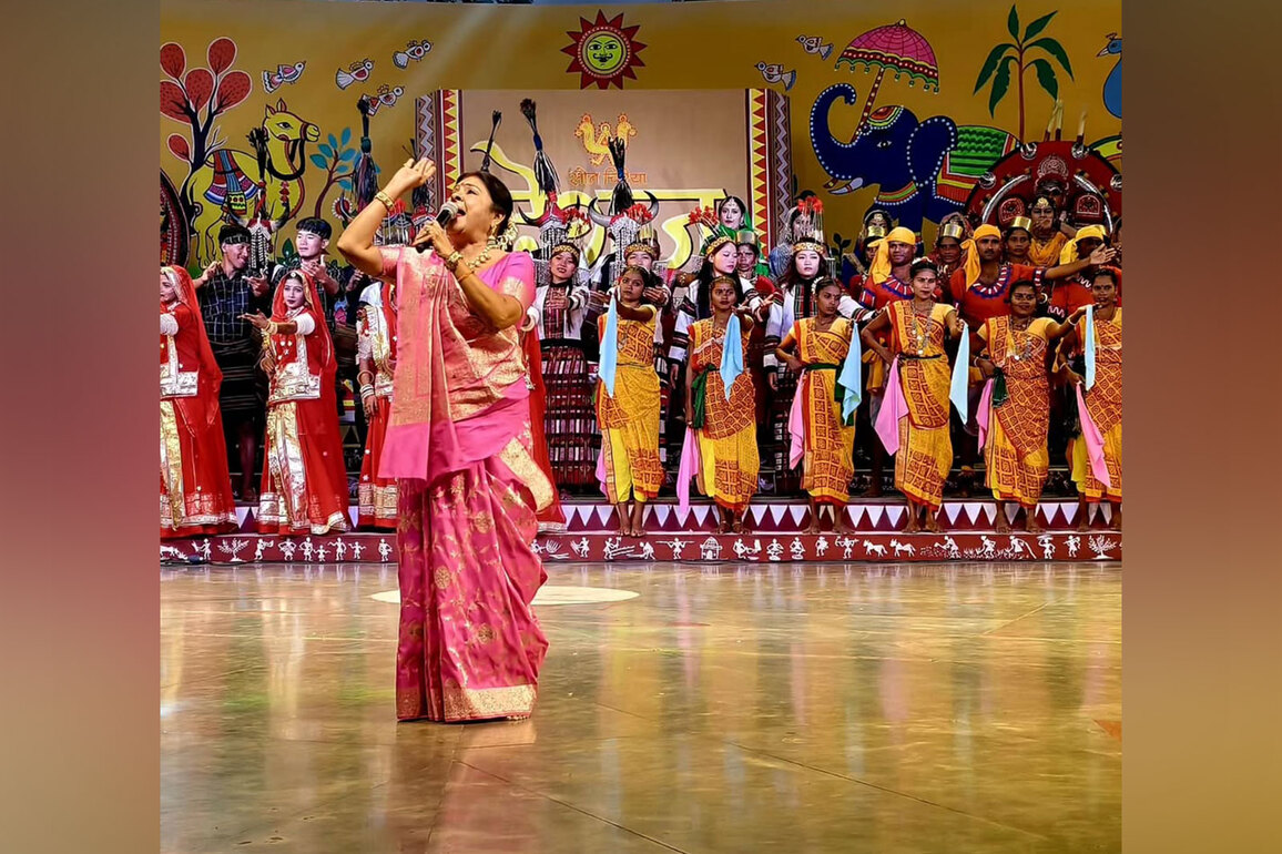 Malini Awasthi mesmerises audience with her performance at cultural festival 'Deshaj' in Lucknow