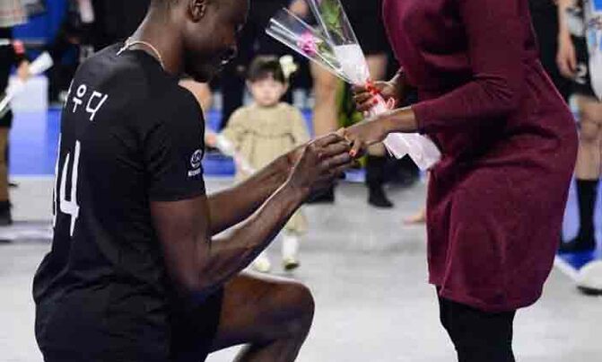 Ugandan volleyball star proposes to girlfriend on court in Korea Ugandan volleyball star proposes to girlfriend on court in Korea