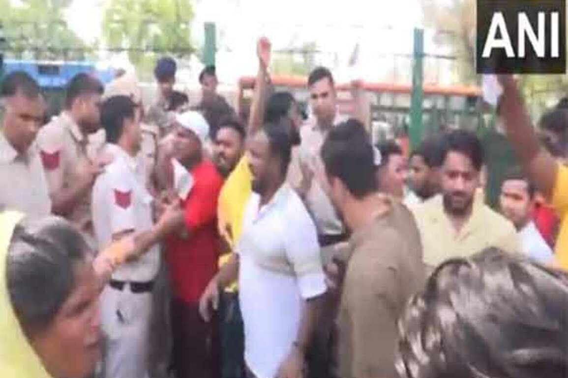 Mother of murdered 17-year-old alleges police complicity as locals continue protests in Seelampur
