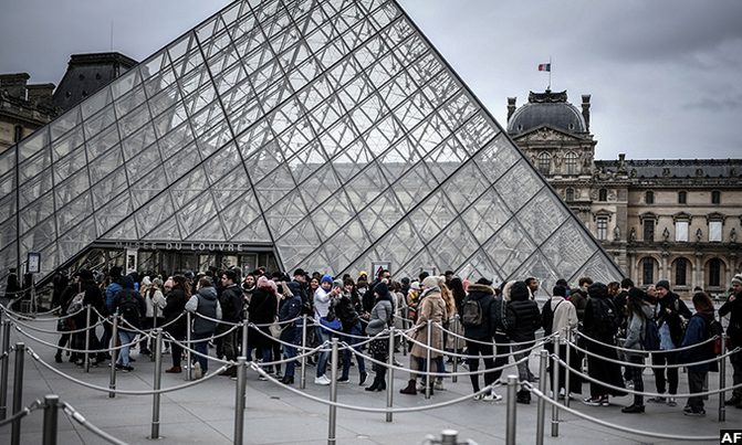 France closes Louvre as virus cases mount in Europe France closes Louvre as virus cases mount in Europe