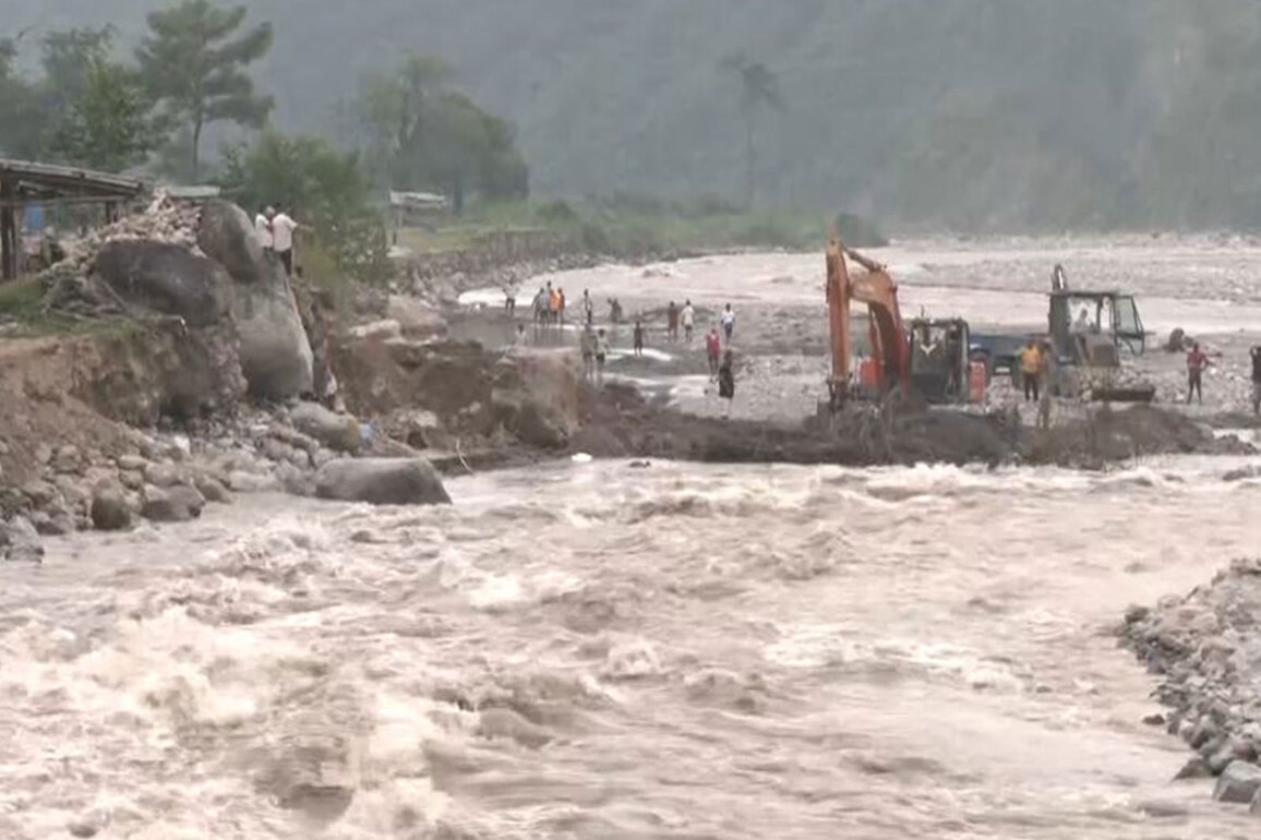 Heavy rain in Darjeeling leaves roads broken, locals stranded