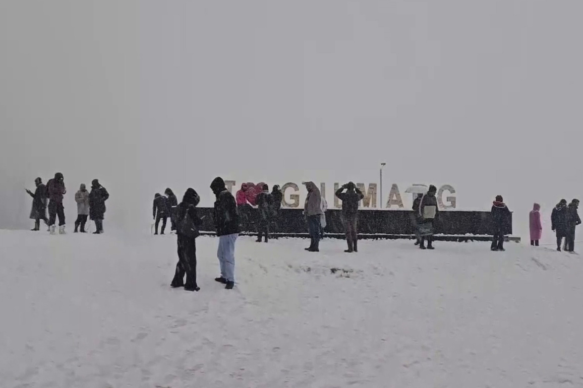 J-K: Tourists flock to Gulmarg as heavy snowfall blankets the region