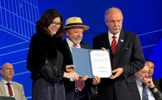 Presidente Lula entre Magda Chambriard, da Petrobras, e Aloizio Mercadante, do BNDES minerais críticos estratégicos vale parceria