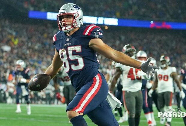 Patriots Re-Sign Standout TE Hunter Henry