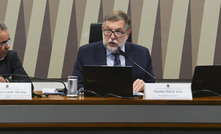 Diretor do SGB, Francisco Valdir Silveira e presidente da CCT, senador Flávio Arns (PSB-PR) conduzem audiência