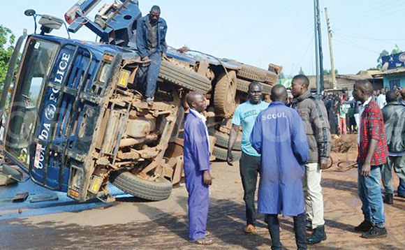 Abantu nga batunuulira kasiringi ya poliisi eyagudde mu luguudo wakati. Abantu nga batunuulira kasiringi ya poliisi eyagudde mu luguudo wakati.